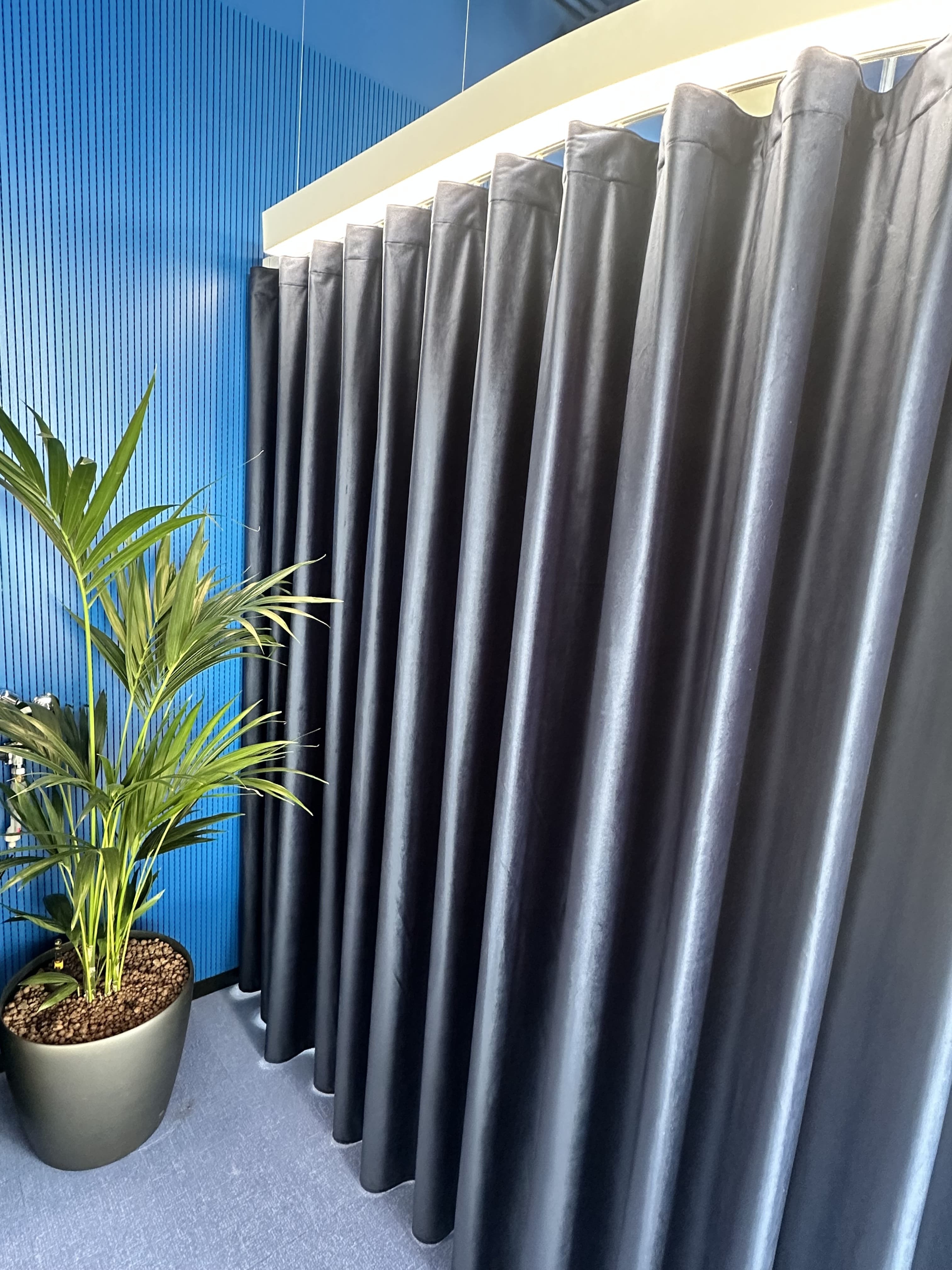 Rideaux obscurcissants sur mesure posés dans une chambre